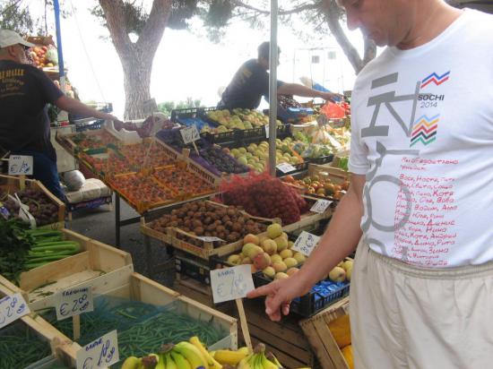 На уличном базаре цены приемлимые