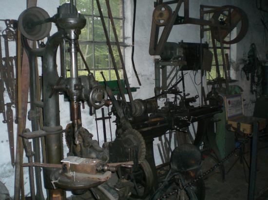 Слесарная мастерская 19-го века. Старые станки и инструменты.