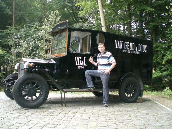 А это грузовик 19-го века, на нем перевозили грузы до железнодорожных складов.