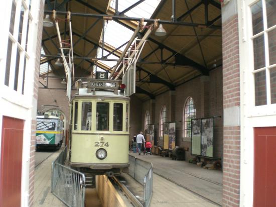 Так ставили трамвай под ремонт и обслуживание...