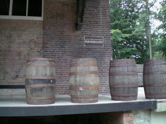 А это товар перед погрузкой. Возможно это пиво в бочках...