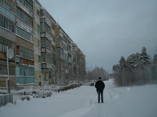 слева дом, в котором я когда-то жил, справа дикий лес, который заканчивается под Кировом через 900 км.