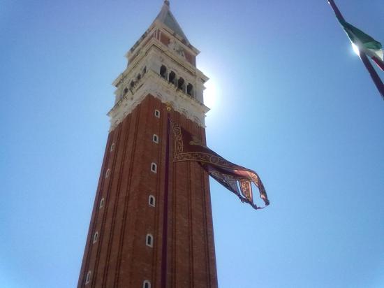 Знаменитая "Венецианская башня". В начале 20 века упала от старости, затем вновь была востановлена.