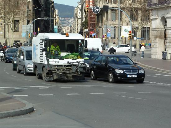 и дорогу мыть, и мусор вывозить