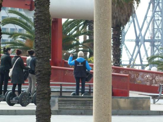 остановились у знаменитого разводного моста недалеко от порта Барселоны