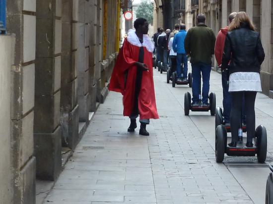 необычный зритель, прямо как "король Мумбаса". Накануне была пятница, и Барселона гуляет до 4 ночи, возможно, еще не отошел от всех "тяжких"