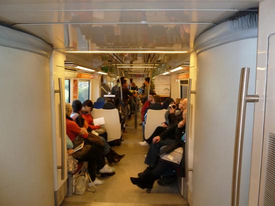 вагон поезда - боковые сиденья, обычные сиденья и зона, где стоят и транспортируют велосипеды