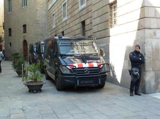 спецавтомобили спецназа каталонской полиции
