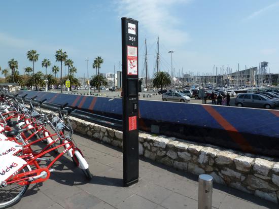 велосипедная стоянка со считывателем карт, пока карта не считается, велосипед держится специальным устройством