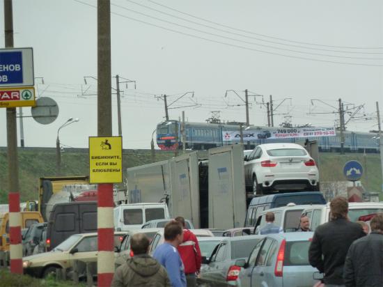 Вот и причина пробки, из-за электрички был закрыт переезд в Толоконцево