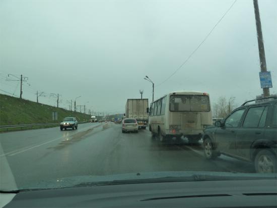 перед мостом встаем в одну полосу