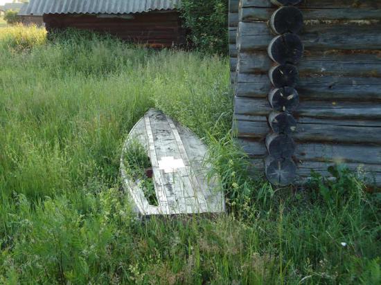 По берегам Керженца попадались старые дырявые лодки