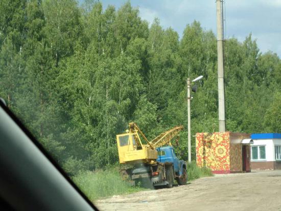 Виднеется русское народное творчество-Семеновкий хохломской ларек