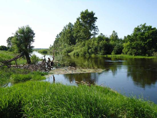 В этом месте говорят была водяная мельница, которую рарушили при Советской власти. Тут мы спустим лодку на воду и в путь. 