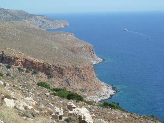 в море корабль, который перевозит туристов туда же, но морским путем