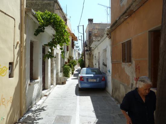 на узких улицах старого города местные умудряются парковаться