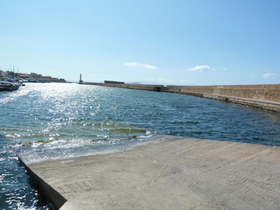 спуск для яхт с видом на маяк