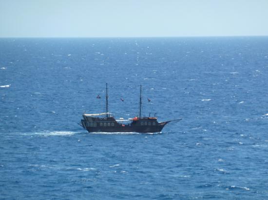 вид на туристический корабль из крепости