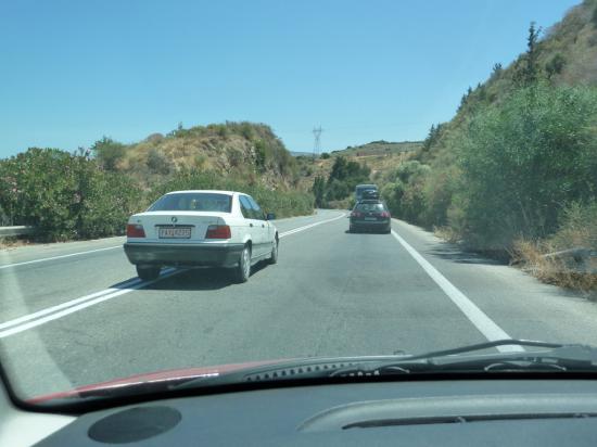 этот дядька обогнал меня через двойную сплошную, я прижался вправо, сколько мог