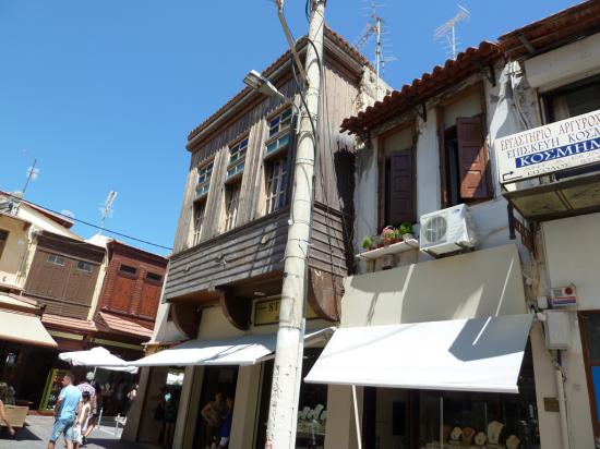 удивительно, много зданий с деревянным верхом. И это в краю, где нет лесов