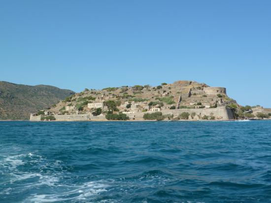 остров и крепость Спиналонга, прикрывающая вход в бухту