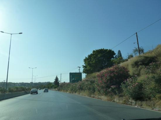 только на объездной трассе указатели на шоссе, слева несутся водители, которые спешат на работу в Ираклион