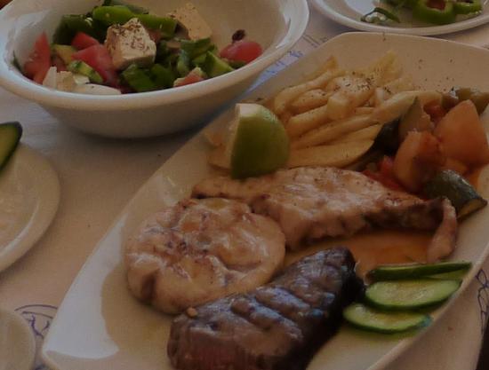 на тарелке тунец, барракуда и рыба-меч, это блюдо стоило 8 евро, и мы его с трудом съели вдвоем