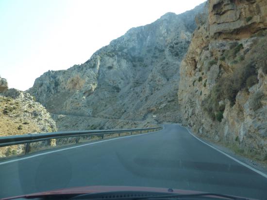 опасный маршрут, кстати, ущелье - это единственное место на Крите, где я видел разбитый автомобиль на трассе