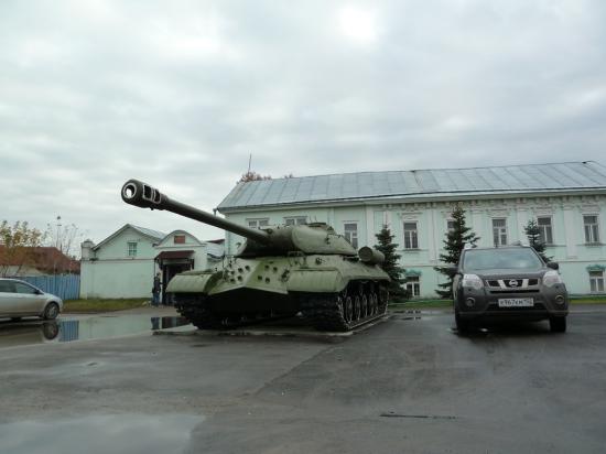 у городецкого военкомата стоит танк ИС-3, красивая машина