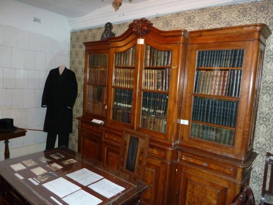 небольшая часть библиотеки купца, жившего в этом здании до революции, большую часть отвезли в Москву