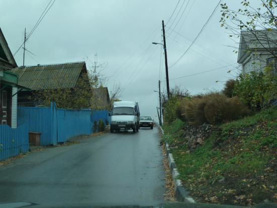 улицы в старой части города узкие, дядька на Газели разгружался и предложил подождать или объехать и показал дорогу, о которой сразу ниже