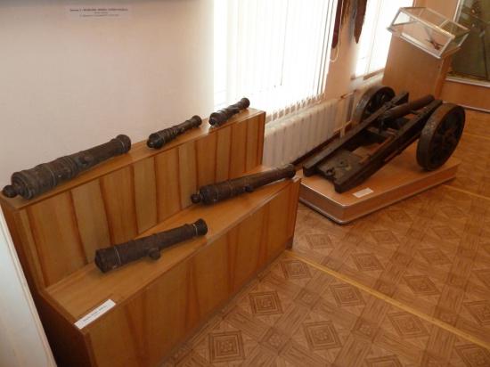 древние орудия, некоторые из них очень маленькие, сравнимые с пистолетами