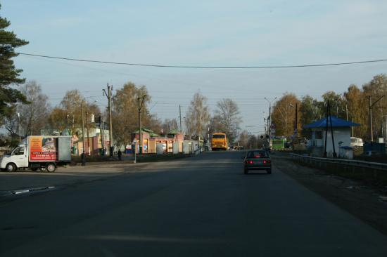 за переездом дома и светофоры, пешеходы и пробки