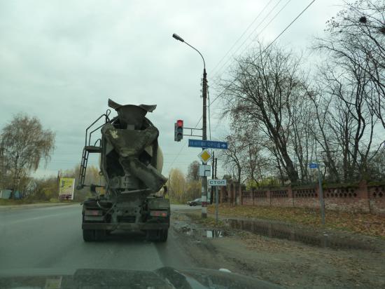 Нижний - направо, за бетоновозом не очень приятно "плестись"