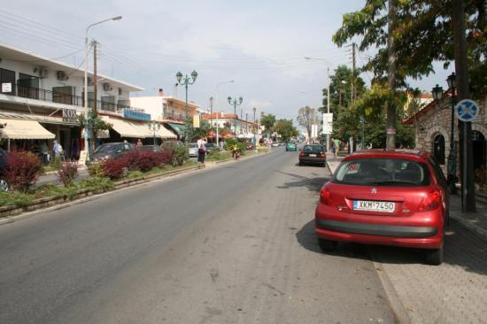 Центральная улица небольшого Греческого города на мысе Касандра