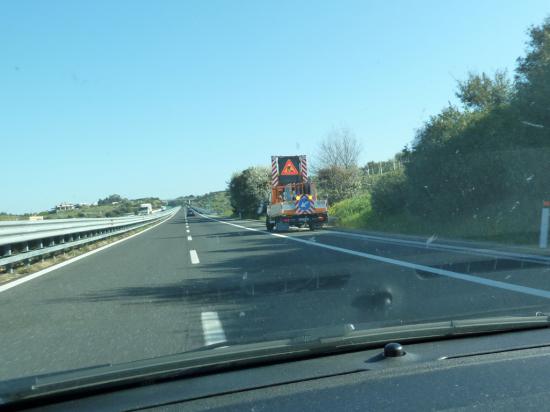 А вот и дорожные работники, автомобиль моргает, как новогодняя елка