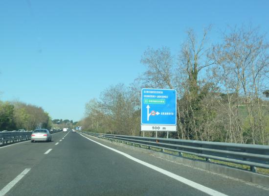 Нужно ехать до Чивитавеккии, чтобы затем выйти на автостраду