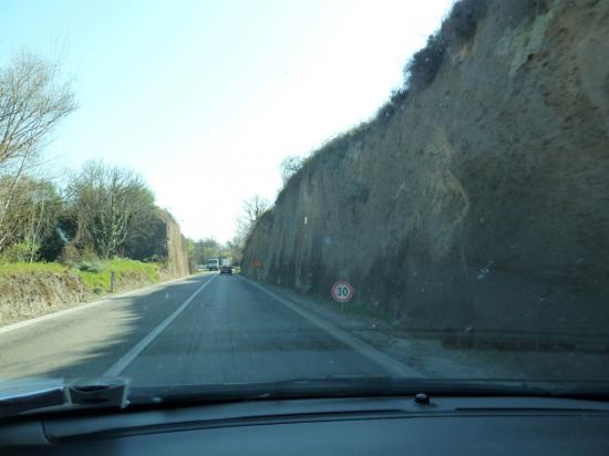 Дорога, пробитая в холмах