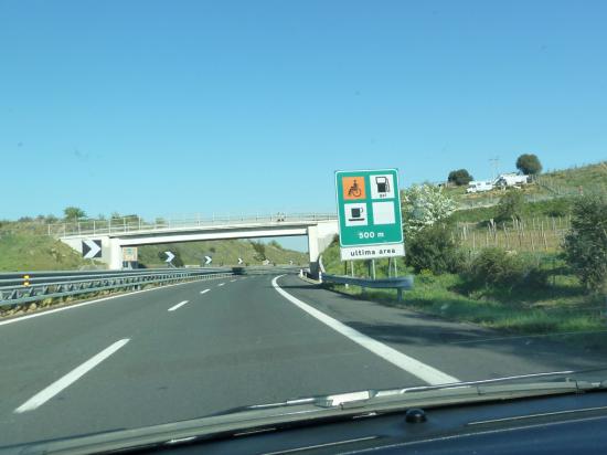 Через 20-40 километров пути есть съезды в сервисную зону, где можно заправиться, отдохнуть, сходить в туалет и поесть