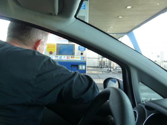 На въезде обязательно возмите талон, иначе на выезде с трассы будут большие проблемы