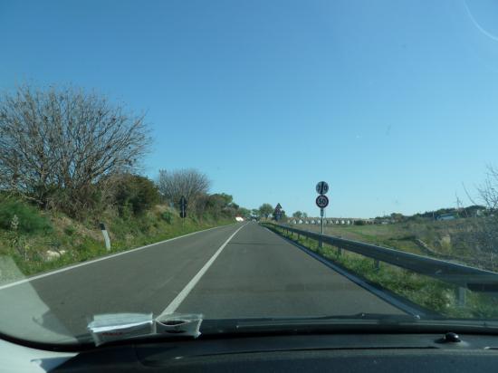 Почти везде ограничения в 50 и 70 км/ч, но их тоже никто не соблюдает