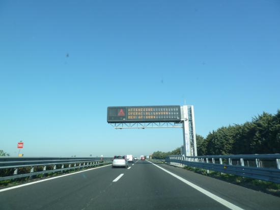 Информационное табло предупреждает, где и на каком километре дорожные работы, чтобы не посбивали рабочих, как кегли