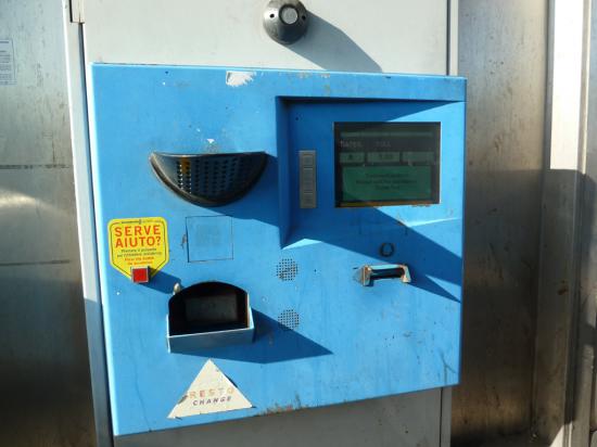 Здесь небольшой участок автострады, нужно заплатить всего 1 евро через автомат