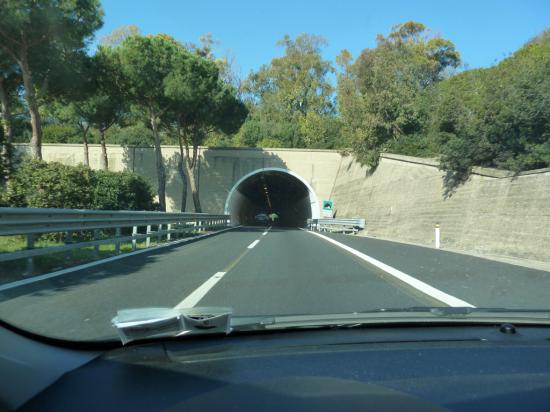 Тоннелей недалеко от Рима мало, но встречаются