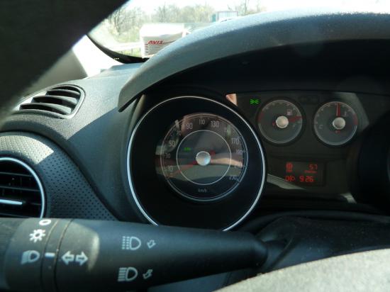 Уткнулись в небольшую пробку - ведется ремонт дорог, у автомобиля сразу выключился двигатель для экономии топлива, он автоматически включится, если выжать сцепление