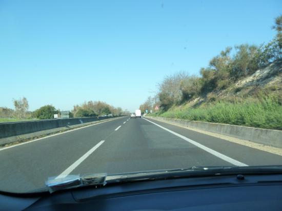 Поворот свой пропустили, развернуться не получится из-за разделителя из бетона, нужно ехать до следующего города