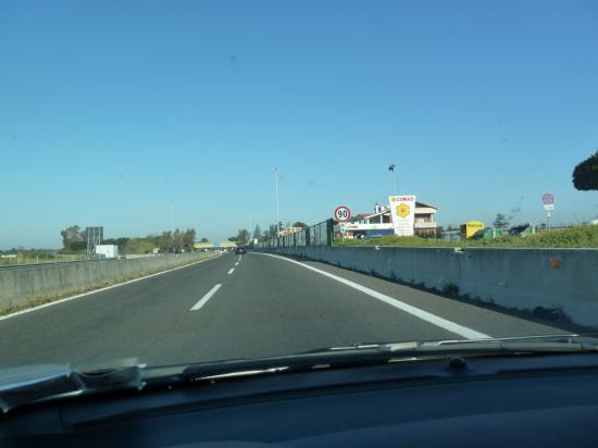 На второстепенных дорогах почти везде ограничение в 90 км/ч, но никто на это не обращает внимание, ездят все значительно быстрее