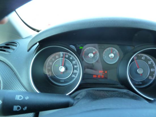 На спидометре почти 130 км/ч, максимально разрешенная скорость в Италии, если ее превысить, то автомобиль подаст неприятный звуковой сигнал