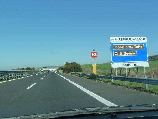 Через каждые 500 метров кнопка SOS, чтобы в случае аварии вызвать спасателей, аппарат работает от солнечных батарей