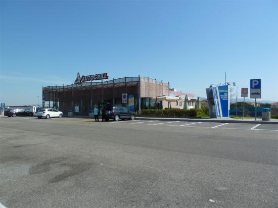 Это AutoGrill, внутри кофе, всякие снеки, туалеты, иногда и рестораны с барами